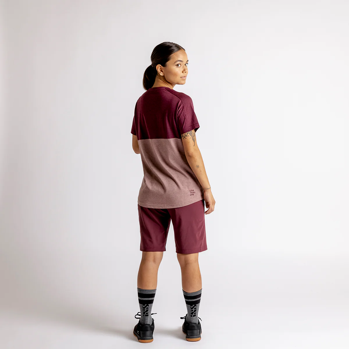 Women's Flow Mountain Tech Tee taupe-raisin – Image 6